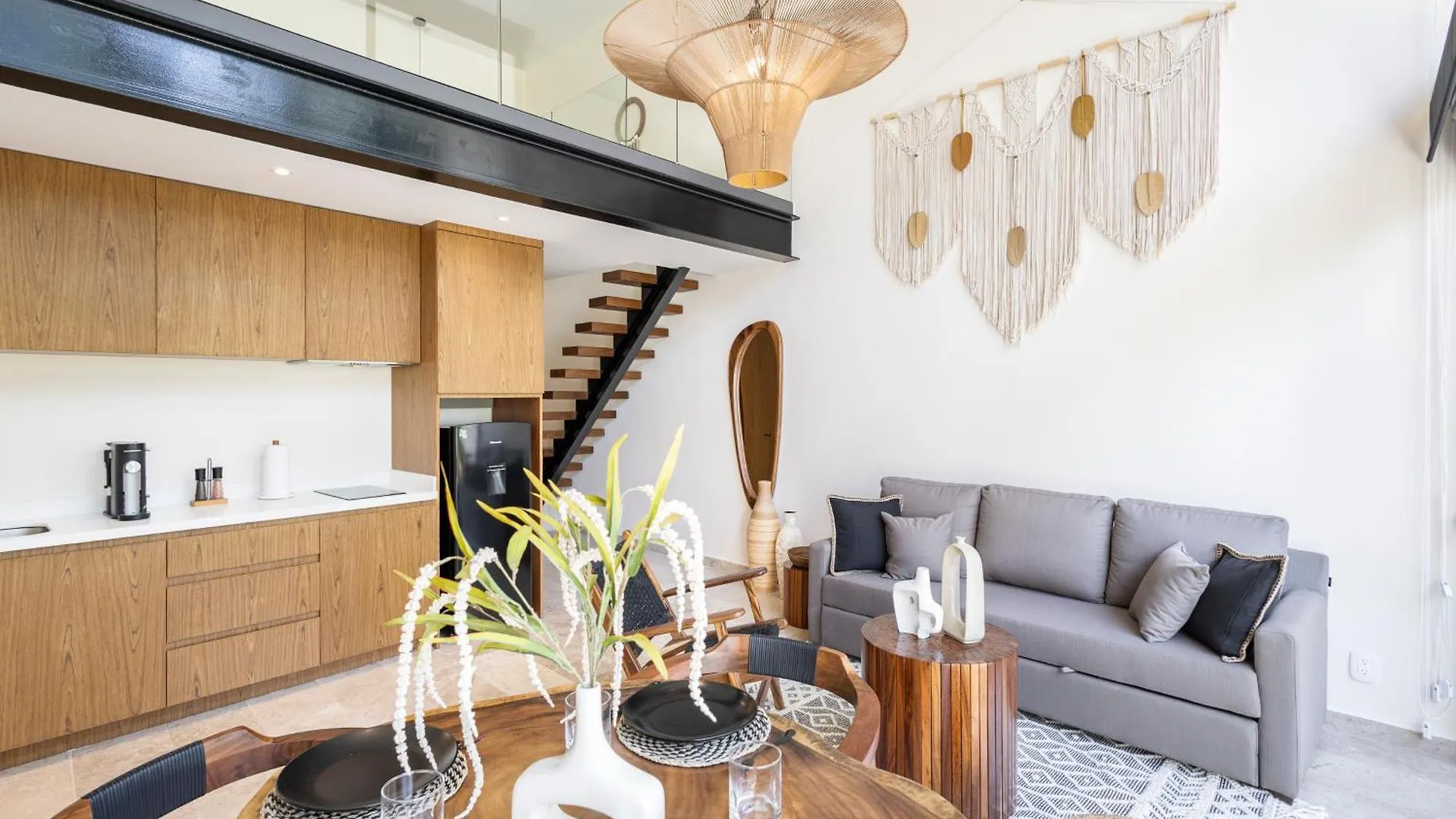 Mistiq Temple II Luxury Apartment تولوم