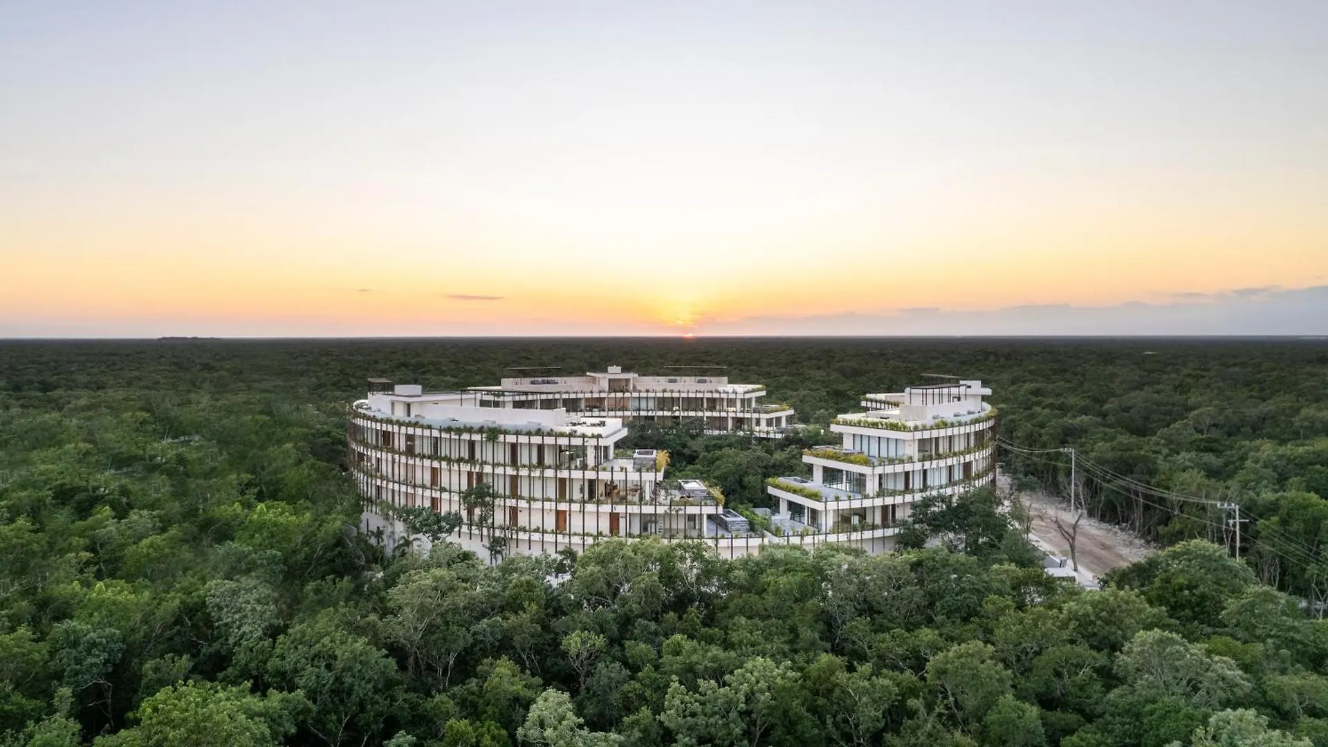 Mistiq Temple II Luxury Apartment تولوم