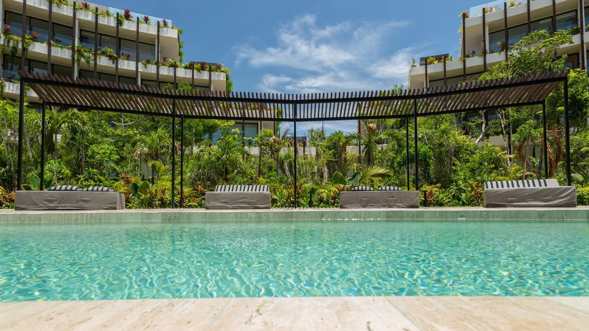 Mistiq Temple II Luxury Apartment تولوم
