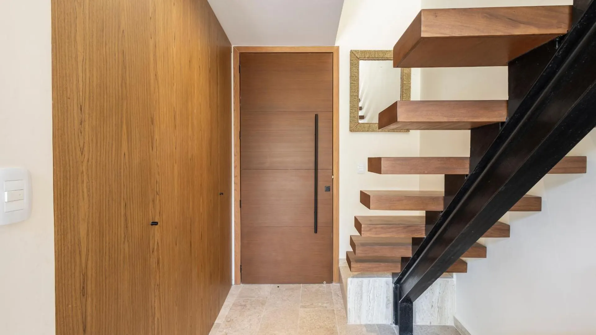 Mistiq Temple II Luxury Apartment تولوم