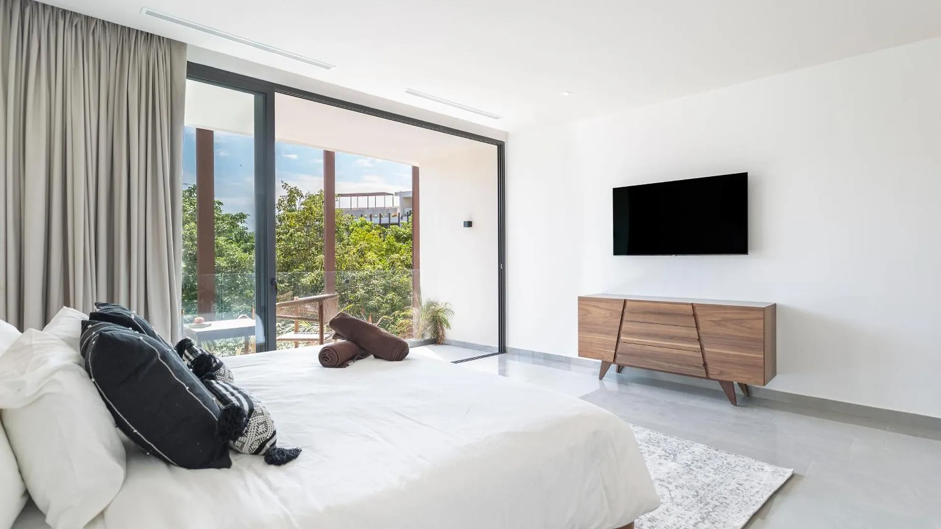 Mistiq Temple II Luxury Apartment تولوم