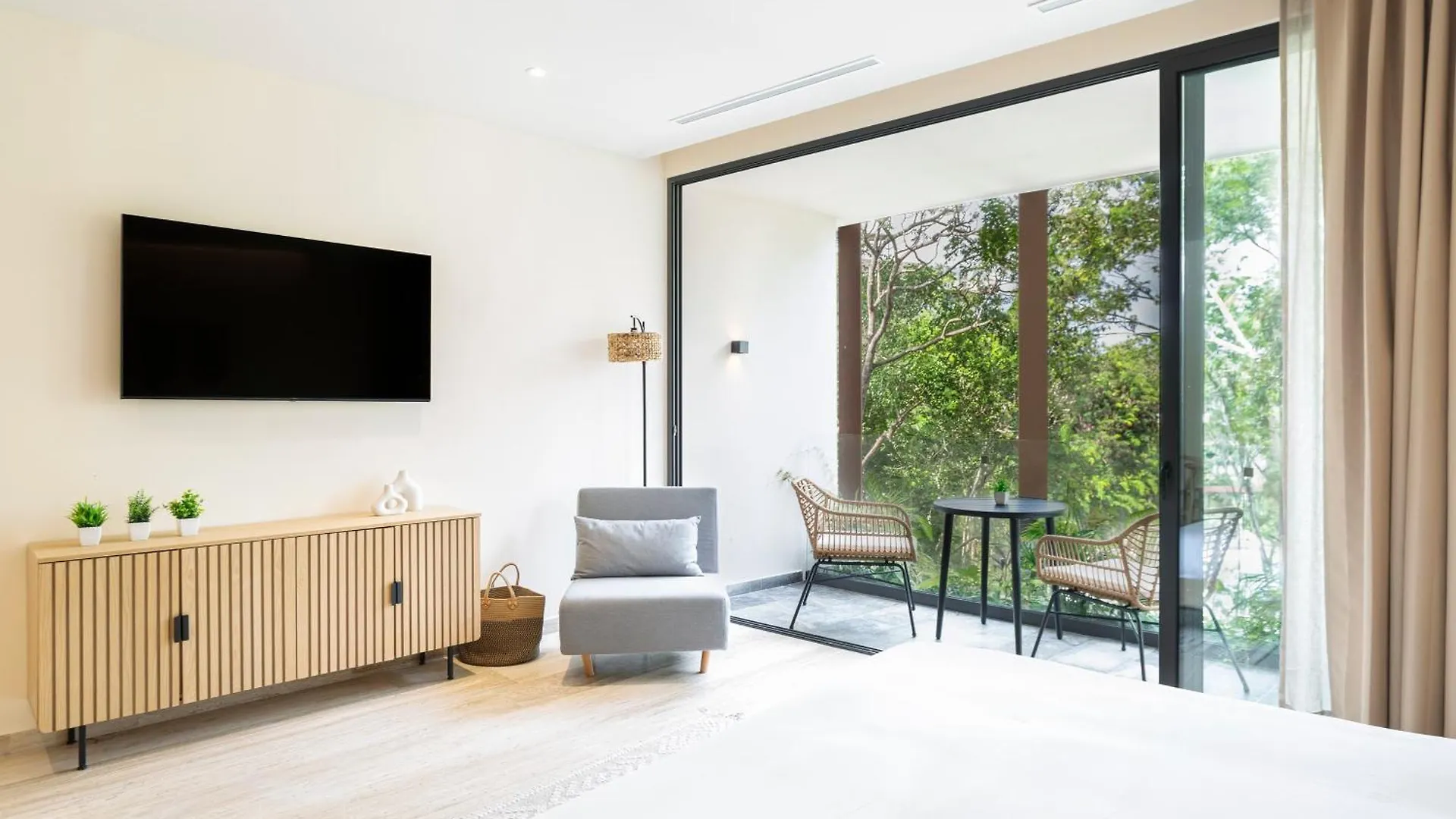Mistiq Temple II Luxury Apartment تولوم