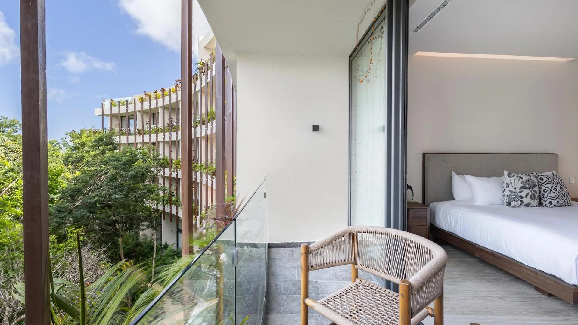 Mistiq Temple II Luxury Apartment تولوم