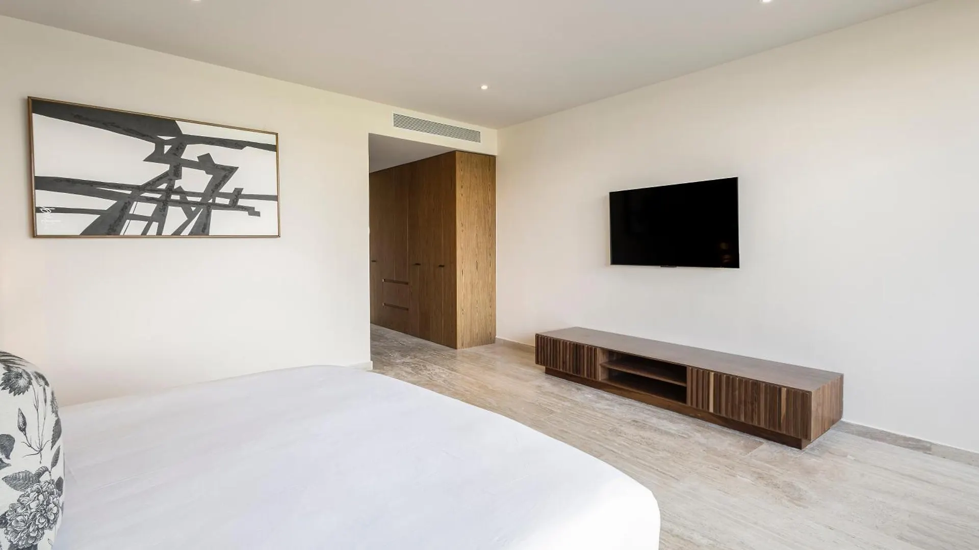 Mistiq Temple II Luxury Apartment تولوم