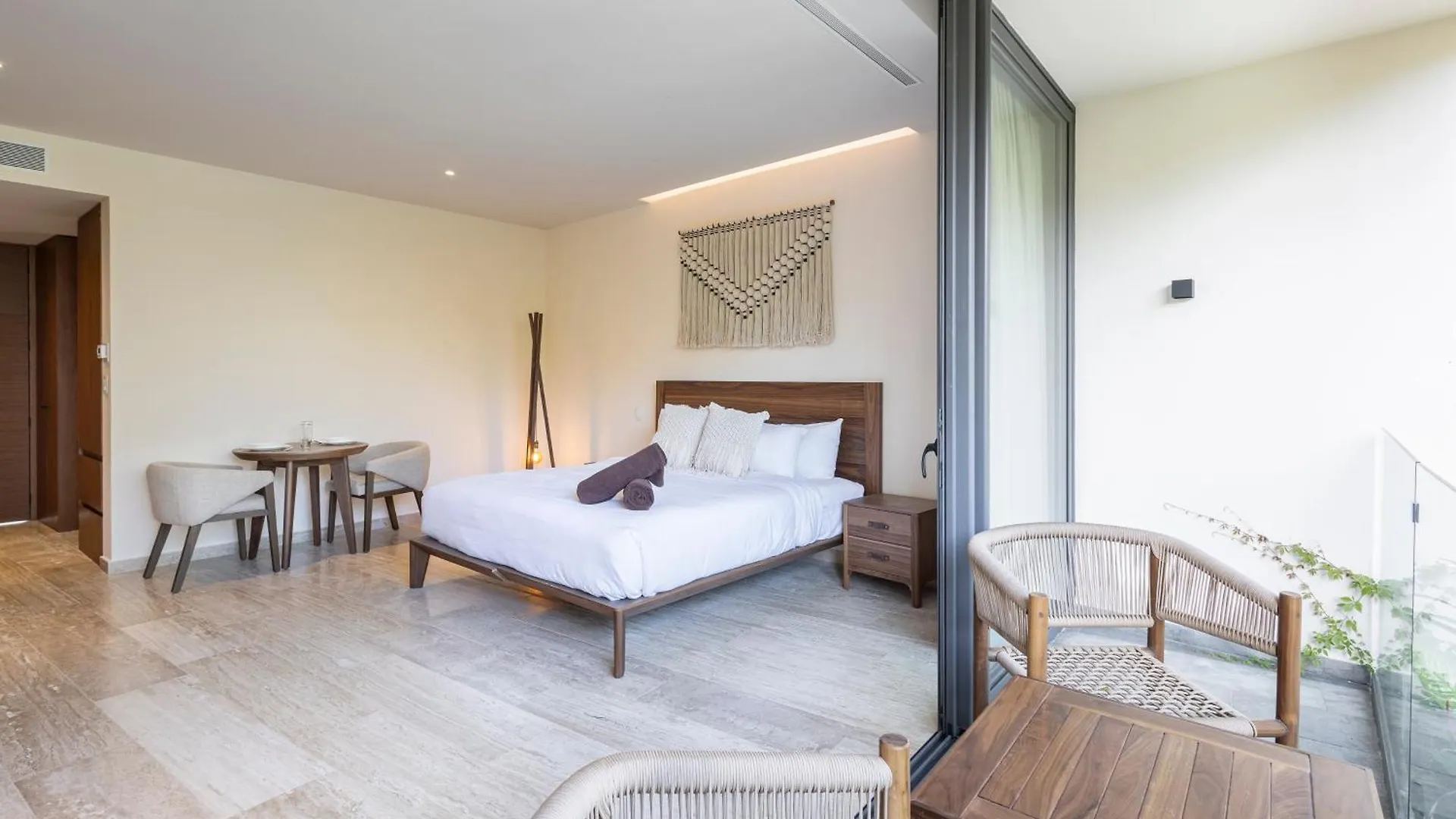 Mistiq Temple II Luxury Apartment تولوم